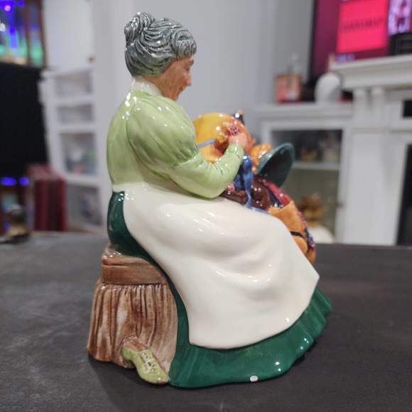 Royal Doulton The Wardrobe Mistress - Picture 3 of 8